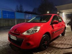 Rot Gebraucht 2010 Renault Clio II Dynamique Limousine | 2.500 € (Guter Preis)