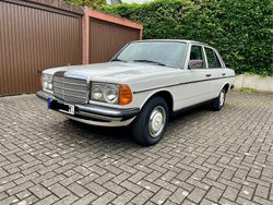 Weiß Gebraucht 1982 Mercedes 200 Limousine | 11.900 €