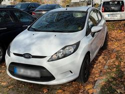 Weiß Gebraucht 2011 Ford Fiesta Kleinwagen | 3.790 €
