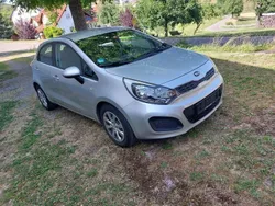 Silber Gebraucht 2014 Kia Rio Edition 7 Limousine | 4.600 € (Guter Preis)