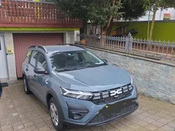 Grau Gebraucht 2025 Dacia Jogger Essentiel Kombi | 18.850 €