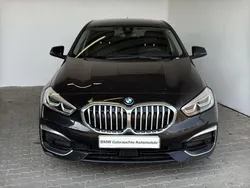 Saphirschwarz met. Gebraucht 2022 BMW 118 Luxury Line Kleinwagen | 20.949 € (Fairer Preis)