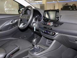 Silky bronze / met Gebraucht 2022 Hyundai i30 Trend Limousine | 13.875 € (Fairer Preis)