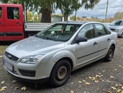 Grau Gebraucht 2006 Ford Focus Limousine | 1.000 €