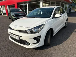 Schneeweiß Gebraucht 2023 Kia Rio Edition 7 Limousine | 13.900 € (Fairer Preis)