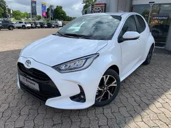 Weiß Neu 2025 Toyota Yaris Hybrid Comfort Limousine | 27.690 € (Etwas zu teuer)