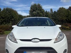 Weiß Gebraucht 2009 Ford Fiesta Ambiente Kleinwagen | 2.600 € (Etwas zu teuer)