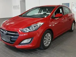 Rot Gebraucht 2016 Hyundai i30 Classic Limousine | 10.674 € (Etwas zu teuer)