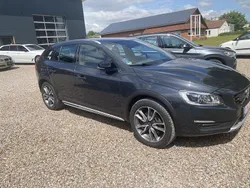 Grau Gebraucht 2017 Volvo V60 CC Summum Kombi | 21.950 € (Guter Preis)