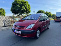 Rot Gebraucht 2002 Citroën Xsara Picasso Exclusive Van / Kleinbus | 1.990 € (Teuer)