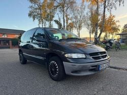 Schwarz Gebraucht 1999 Chrysler Voyager Van / Kleinbus | 2.750 €