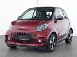 (carmine red (metallic) (rot)) Gebraucht 2024 Smart ForTwo Electric Drive Passion Exclusive Coupé | 18.222 € (Guter Preis)