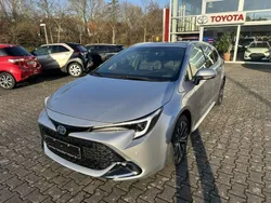 Shimmering silber metallic Neu 2024 Toyota Corolla Team Kombi | 33.890 €