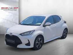 Schneeweiß Gebraucht 2024 Toyota Yaris Hybrid Comfort Limousine | 20.888 € (Fairer Preis)