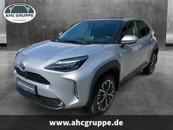 Shimmering silver metallic Gebraucht 2021 Toyota Yaris Hybrid Elegant | 24.990 € (Etwas zu teuer)