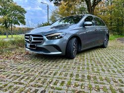 Grau Gebraucht 2022 Mercedes B200 Van / Kleinbus | 26.500 € (Fairer Preis)