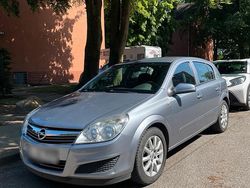 Grau Gebraucht 2007 Opel Astra Limousine | 2.400 € (Etwas zu teuer)