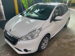 Weiß Gebraucht 2014 Peugeot 208 Kleinwagen | 3.990 € (Fairer Preis)