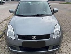 Grau Gebraucht 2005 Suzuki Swift Club Limousine | 2.650 € (Teuer)