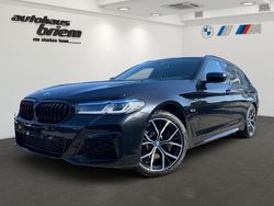 Black sapphire metallic Gebraucht 2024 BMW 530e M Sport Kombi | 57.923 €