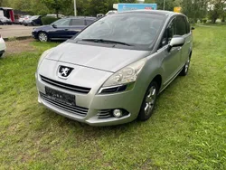 Grau Gebraucht 2010 Peugeot 5008 Premium Van / Kleinbus | 5.000 € (Fairer Preis)
