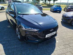 Obsidianschwarz metallic Gebraucht 2024 Ford Focus ST-Line X Kombi | 26.970 € (Teuer)