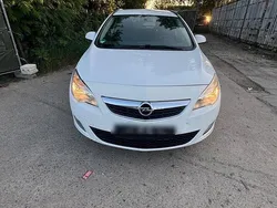 Weiß Gebraucht 2012 Opel Astra Kombi | 4.200 € (Teuer)