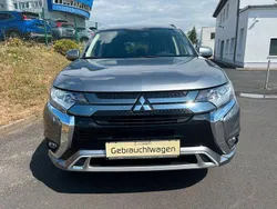 Grau Gebraucht 2020 Mitsubishi Outlander P-HEV Basis SUV | 23.990 € (Fairer Preis)