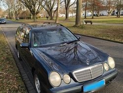 Blau Gebraucht 2002 Mercedes E220 Classic Kombi | 2.700 € (Guter Preis)