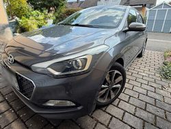 Grau Gebraucht 2016 Hyundai i20 Kleinwagen | 8.900 €