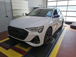 Gletscherweiß metallic Gebraucht 2022 Audi e-tron Black Edition SUV | 39.790 € (Guter Preis)