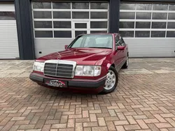 Rot Gebraucht 1993 Mercedes E220 Limousine | 10.999 €