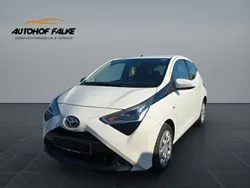 Weiß Gebraucht 2019 Toyota Aygo X-play Kleinwagen | 9.750 € (Guter Preis)