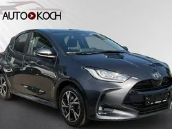 Grau Gebraucht 2024 Toyota Yaris Hybrid Team Limousine | 23.890 € (Fairer Preis)