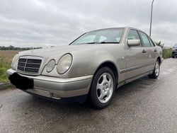 Beige Gebraucht 1997 Mercedes E200 Limousine | 1.190 €