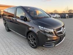 Grau Gebraucht 2023 Mercedes V300 AMG Van / Kleinbus | 62.989 € (Guter Preis)