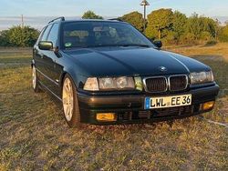 Grün Gebraucht 1999 BMW 323 Basis Kombi | 2.000 €
