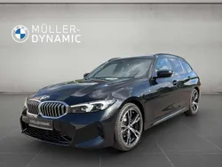 Black sapphire metallic Gebraucht 2025 BMW 320 M Sport Kombi | 57.490 €