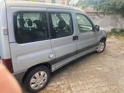 Grau Gebraucht 2005 Citroën Berlingo Van / Kleinbus | 1.800 € (Teuer)