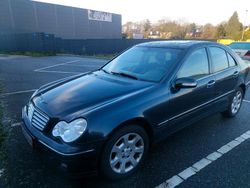 Blau Gebraucht 2004 Mercedes 220 Elegance Limousine | 3.200 €