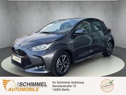 Grau Gebraucht 2021 Toyota Yaris Hybrid Comfort Limousine | 18.925 € (Fairer Preis)