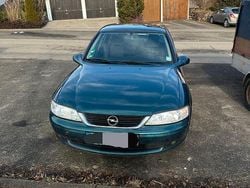 Grün Gebraucht 1999 Opel Vectra Limousine | 1.400 € (Guter Preis)