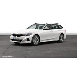 Weiß Gebraucht 2023 BMW 330e Kombi | 38.239 € (Fairer Preis)