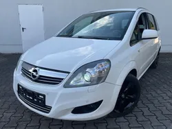 Weiß Gebraucht 2013 Opel Zafira Family Van / Kleinbus | 6.499 € (Fairer Preis)