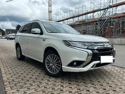 Weiß Gebraucht 2021 Mitsubishi Outlander P-HEV SUV | 21.900 € (Guter Preis)