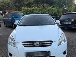 Weiß Gebraucht 2008 Kia Ceed Kleinwagen | 2.300 € (Teuer)
