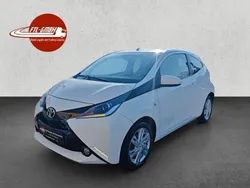 Weiß Gebraucht 2016 Toyota Aygo X-play Kleinwagen | 5.200 € (Fairer Preis)