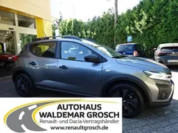 Grau Gebraucht 2024 Dacia Sandero Essentiel Kleinwagen | 15.964 € (Guter Preis)
