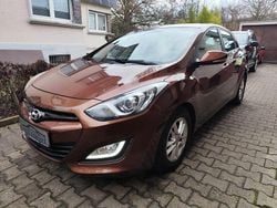 Braun Gebraucht 2013 Hyundai i30 Intro Edition Limousine | 5.980 € (Fairer Preis)