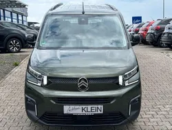 Grün Gebraucht 2024 Citroën Berlingo Feel Van / Kleinbus | 26.900 € (Guter Preis)